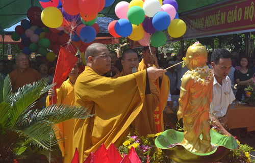 Dai le Phat Dan: Tai sao phai tam Phat trong ngay Phat dan sinh?-Hinh-3