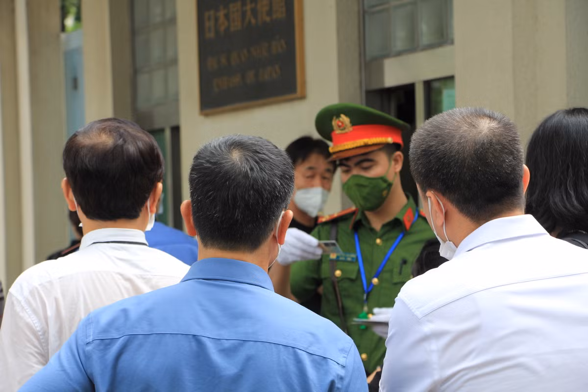 Công an tác an ninh được kiểm soát chặt chẽ xung quanh khu vực Đại sứ quán Nhật Bản. Những ai vào viếng, ghi sổ tang đều phải xuất trình căn cước công dân, sau viếng sẽ được nhận lại.