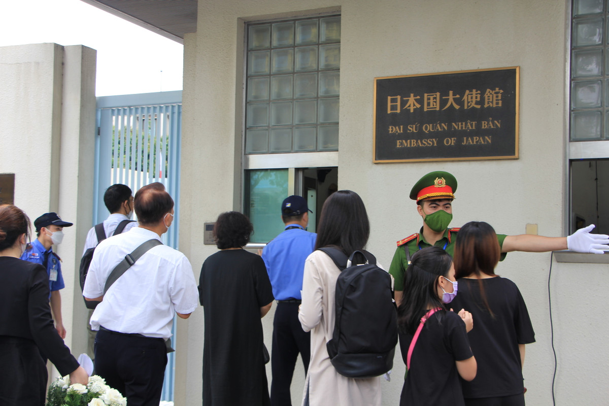 Ngày 12/7, người dân đã xếp hàng bên ngoài Đại sứ quán Nhật Bản tại Hà Nội để bày tỏ lòng tiếc thương với ông Shinzo Abe.