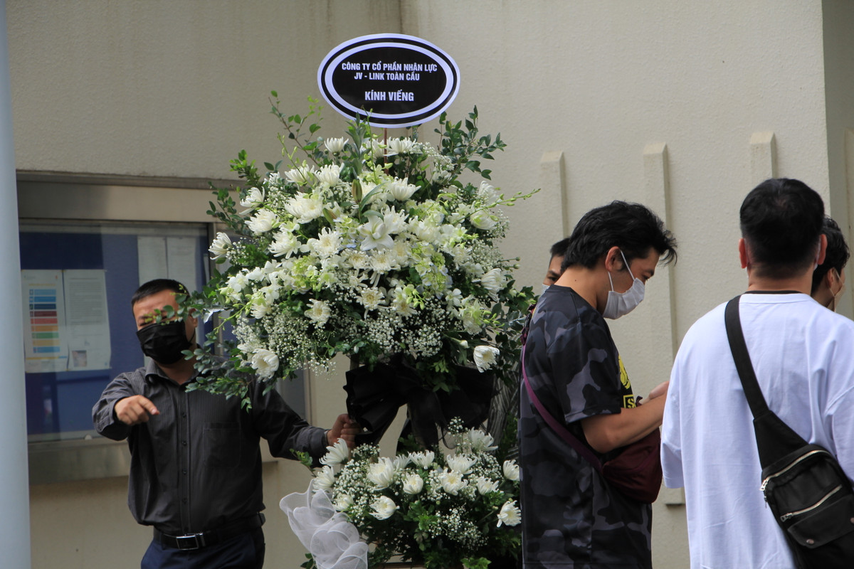 Đại diện các công ty Việt Nam có mối quan hệ thân thiết với Nhật Bản cũng đến để viếng, ghi sổ tang ông Abe.