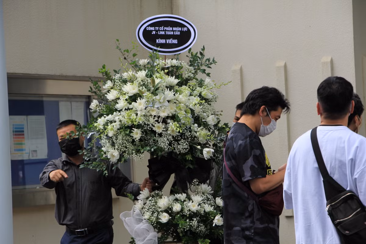 Đại diện các công ty Việt Nam có mối quan hệ thân thiết với Nhật Bản cũng đến để viếng, ghi sổ tang ông Abe.