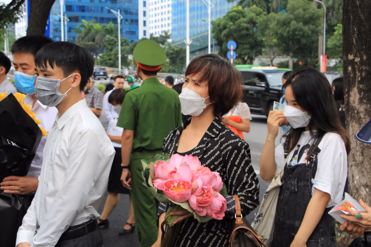 "Tôi thật sự rất đau buồn trước sự ra đi của ông Abe. Ông là người có nhiều cống hiến rất nhiều cho đất nước Nhật Bản và cả quan hệ hữu nghị giữa Việt Nam và Nhật Bản. Tôi muốn mang đóa sen này đến viếng ông Abe để thể hiện tình cảm trân quý mà những gì ông Abe đã làm cho Việt Nam", một người dân Thủ đô Hà Nội xếp chờ để viếng ông Abe chia sẻ.