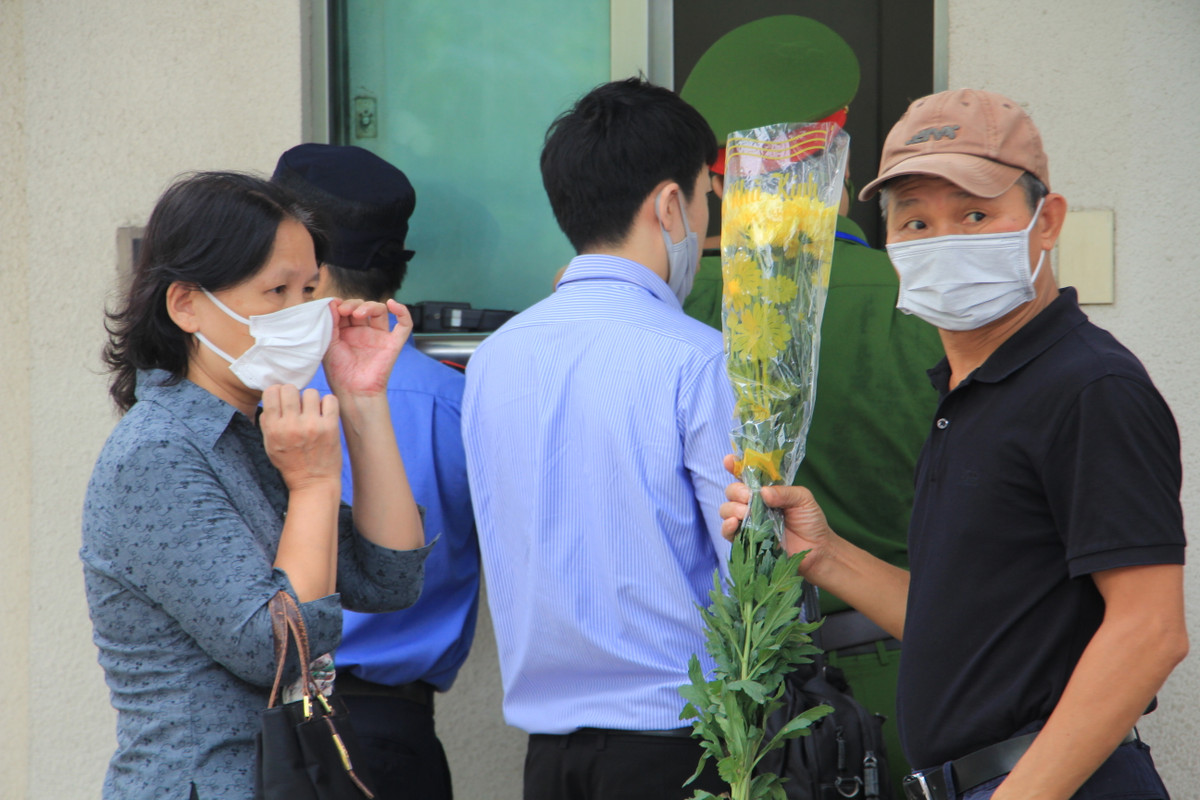 Tình cảm của người dân Việt Nam dành cho ông Abe rất lớn khi nhiều người ở các tỉnh xa cũng đã tìm đến Đại sứ quán Nhật Bản tại Hà Nội để được đặt bông hoa tưởng niệm và viết về những điều tiếc nuối dành cho ông Abe.