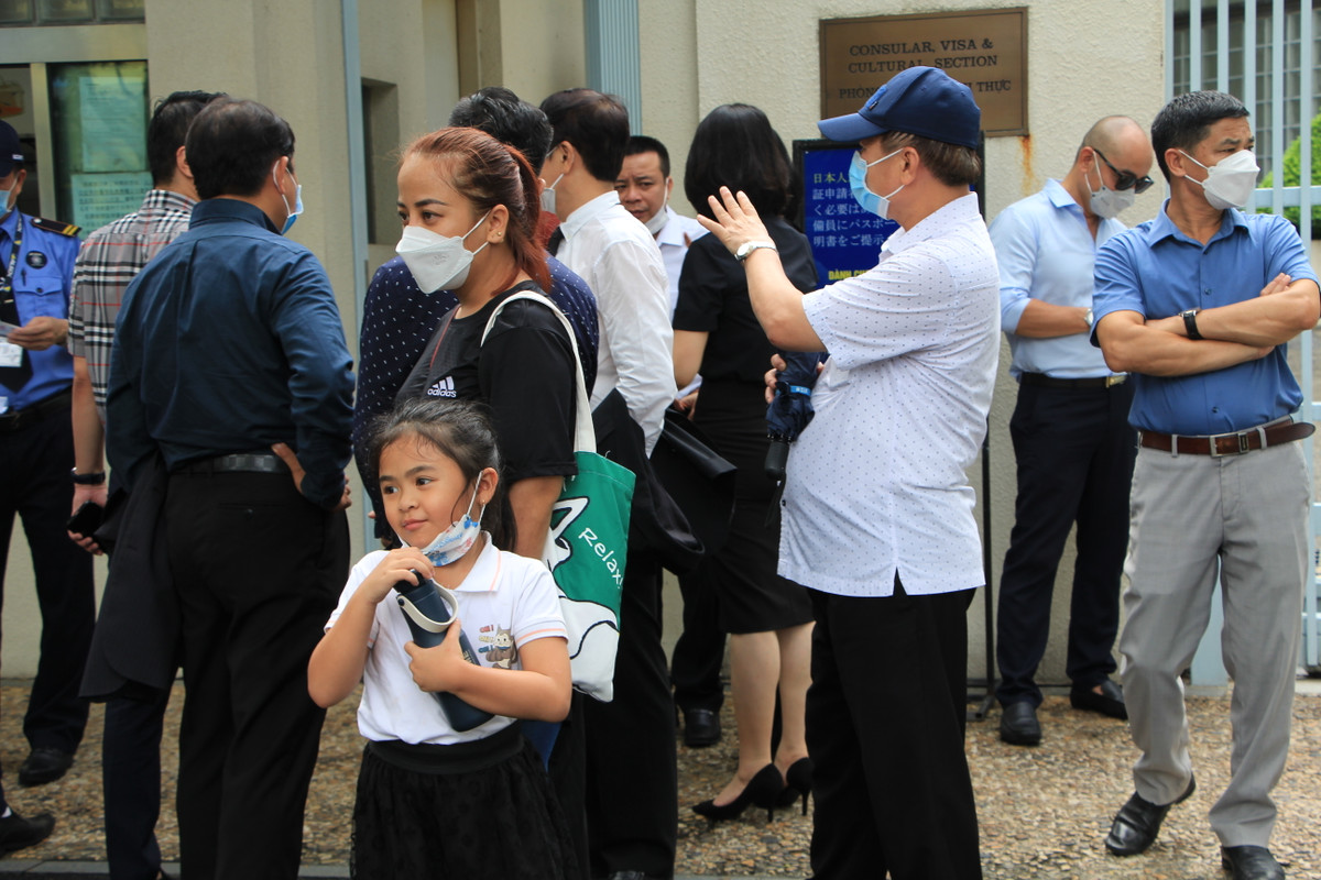 Những bé nhỏ cũng được phụ huynh được đến để viếng cựu Thủ tướng Nhật Bản.