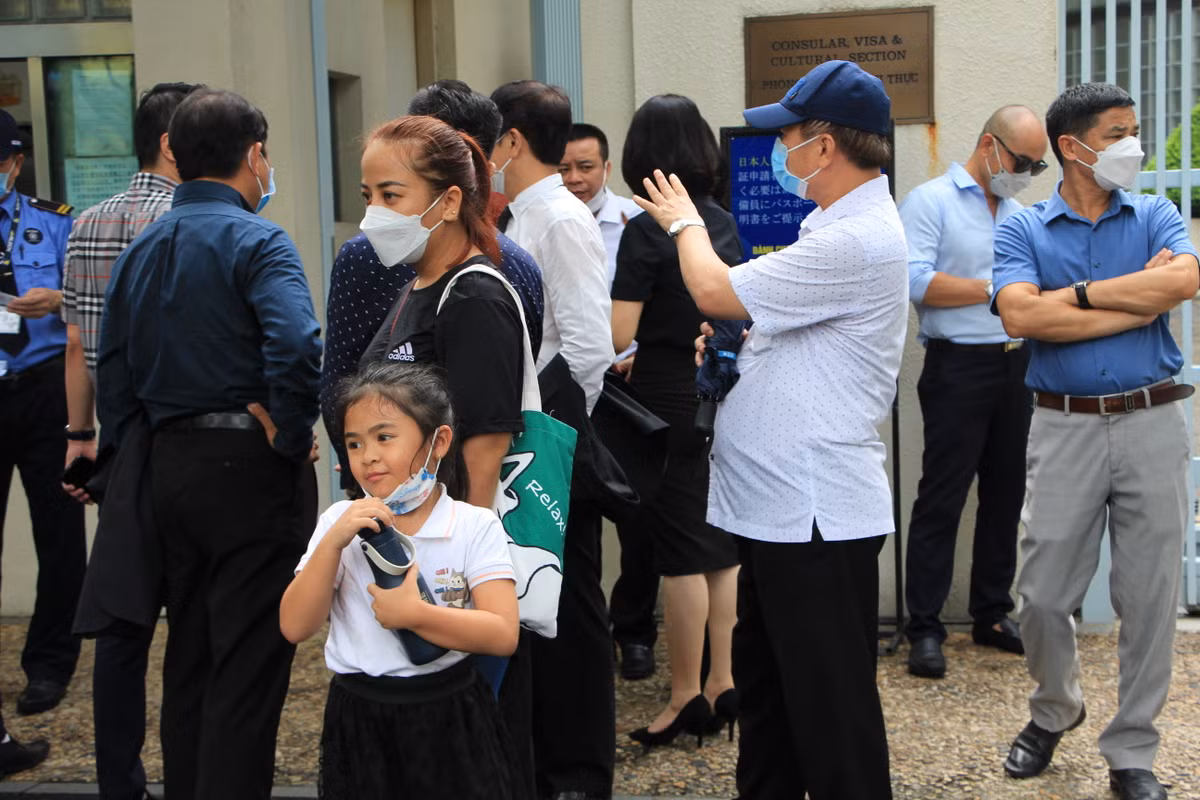 Những bé nhỏ cũng được phụ huynh được đến để viếng cựu Thủ tướng Nhật Bản.