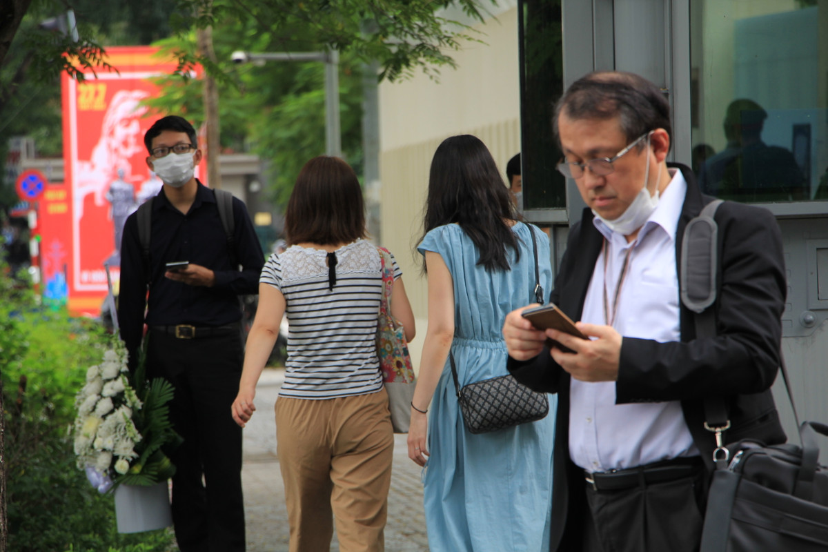 Phần lớn những người tới ghi sổ tang trong ngày 12/7 là những công dân Việt Nam từng có cơ hội sinh sống và làm việc tại Nhật Bản hoặc các doanh nghiệp, du học sinh...