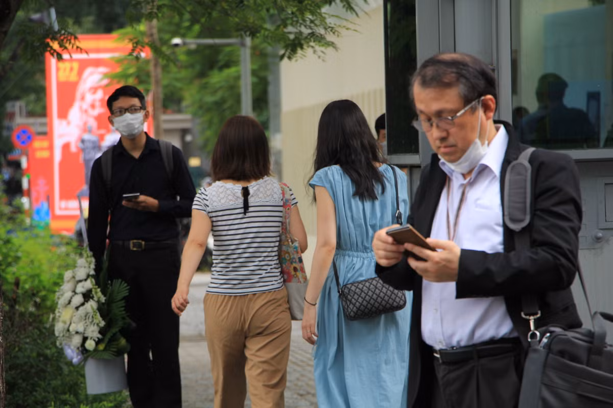 Phần lớn những người tới ghi sổ tang trong ngày 12/7 là những công dân Việt Nam từng có cơ hội sinh sống và làm việc tại Nhật Bản hoặc các doanh nghiệp, du học sinh...