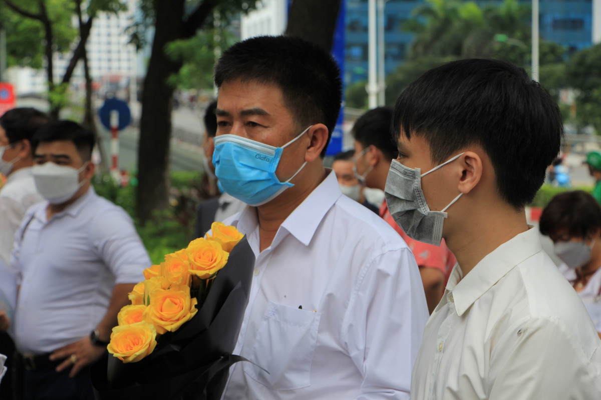 Những người tìm đến Đại sứ quán Nhật Bản tại Hà Nội đều mang theo những bông hoa đẹp nhất để viếng, ghi sổ tang cựu Thủ tướng Nhật Bản.