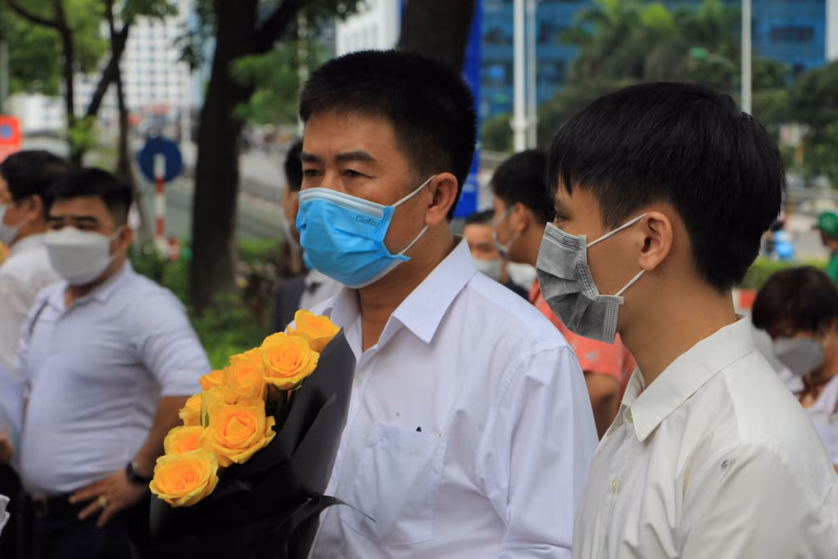 Những người tìm đến Đại sứ quán Nhật Bản tại Hà Nội đều mang theo những bông hoa đẹp nhất để viếng, ghi sổ tang cựu Thủ tướng Nhật Bản.