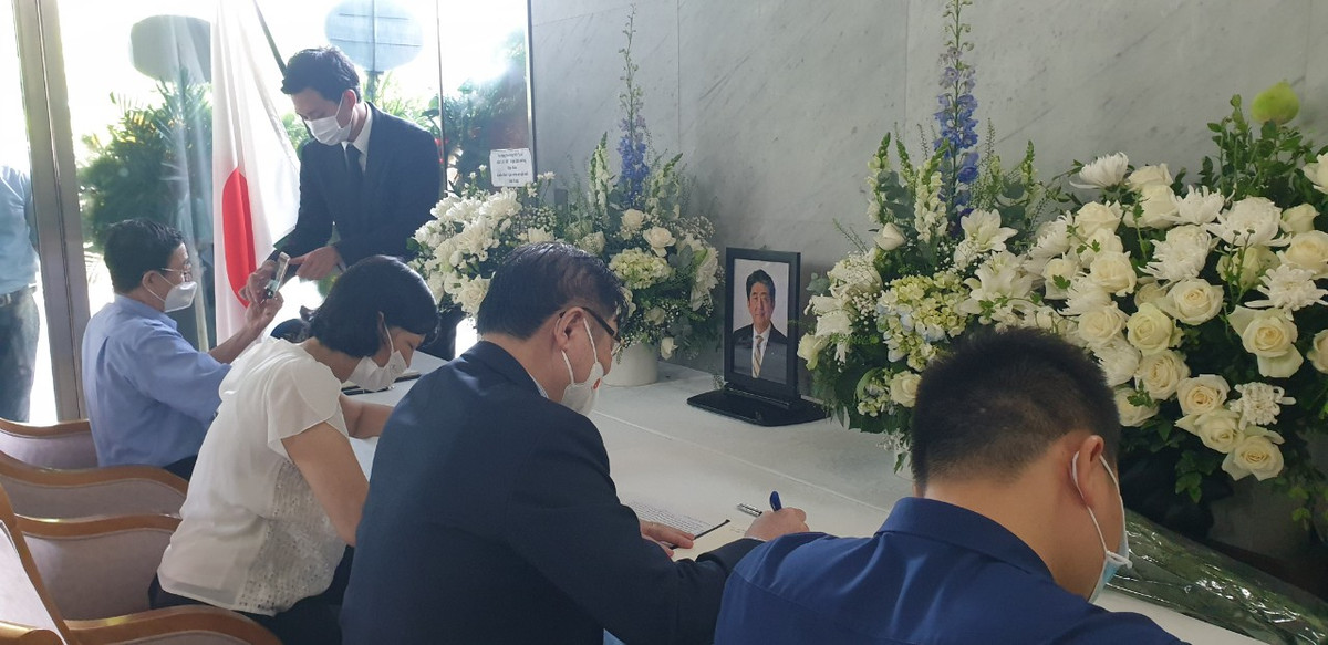 Bên trong khu vực ghi sổ tang được Đại sứ quán Nhật Bản bày trí giản dị. Người tới thăm viếng xếp hàng lần lượt trong không khí trang trọng.