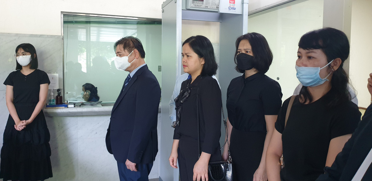 Chu tich VUSTA Phan Xuan Dung vieng va viet so tang tuong niem ong Abe Shinzo-Hinh-2