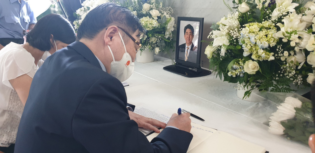 Chu tich VUSTA Phan Xuan Dung vieng va viet so tang tuong niem ong Abe Shinzo-Hinh-3