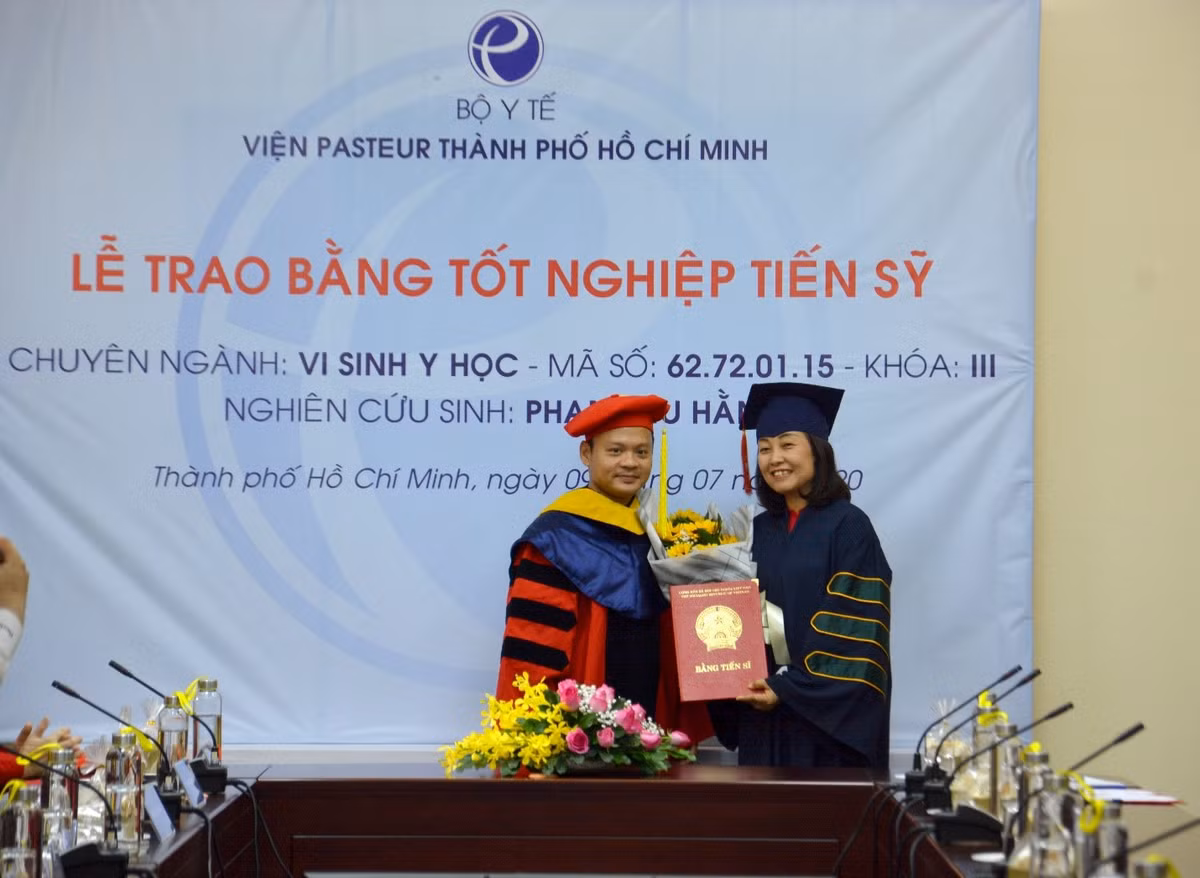 TS.BS Hoàng Quốc Cường là con trai của nguyên Bộ trưởng Bộ Y tế Nguyễn Thị Kim Tiến - người đã có nhiều cống hiến cho ngành y tế Việt Nam và quốc tế.