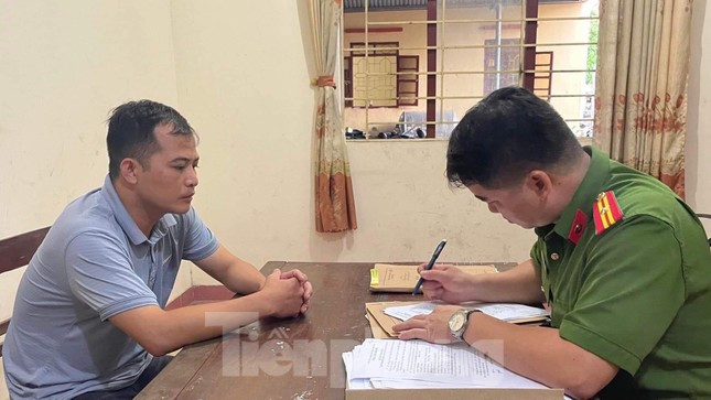  Khởi tố kẻ đồi bại liên tiếp dâm ô trẻ em: Công an huyện Tràng Định (Lạng Sơn) vừa khởi tố, bắt tạm giam Vi Minh Đạt (SN 1986), về hành vi “Dâm ô đối với người dưới 16 tuổi”. Theo điều tra, Đạt nhân lúc em họ là LH (12 tuổi) giữ hộ thang để thay bóng điện trần nhà, đã ôm, sờ soạng vào thân thể nạn nhân. Sau đó, Đạt gọi L.K (15 tuổi), trú cùng xã đến xem Đạt 'chăn' cá rồi thực hiện hành vi sờ soạng các vùng nhạy cảm làm nạn nhân giật mình, hoảng hốt và khóc chạy về nhà. Tiếp đến, Đạt lại dâm ô đối với L.H và chỉ khi nạn nhân giằng co, dùng tay chân đẩy, đạp vào người thì Đạt mới chịu dừng lại. 