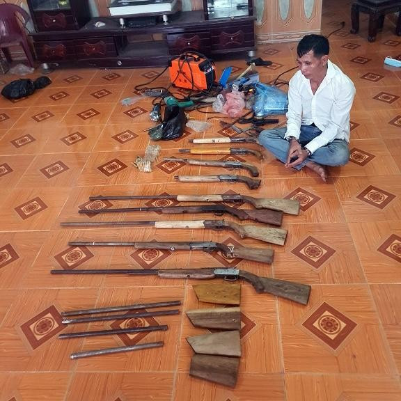  Bắt thợ hàn xì chuyên chế tạo súng hoa cải bán kiếm lời: Công an Hải Dương đã khởi tố Bùi Văn Miên (SN 1968, Hòa Bình) về tội “Chế tạo, tàng trữ trái phép vũ khí quân dụng”. Theo điều tra, Miên thường xuyên mua các bộ phận súng như: báng, vỏ đạn, nòng súng, củ cò, ốp tay cầm, viên chì, thuốc nổ… của một số đối tượng tại huyện Kim Bôi (Hòa Bình), rồi lắp ráp thành súng tự chế để bán kiếm lời.