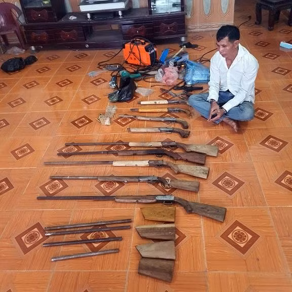  Bắt thợ hàn xì chuyên chế tạo súng hoa cải bán kiếm lời: Công an Hải Dương đã khởi tố Bùi Văn Miên (SN 1968, Hòa Bình) về tội “Chế tạo, tàng trữ trái phép vũ khí quân dụng”. Theo điều tra, Miên thường xuyên mua các bộ phận súng như: báng, vỏ đạn, nòng súng, củ cò, ốp tay cầm, viên chì, thuốc nổ… của một số đối tượng tại huyện Kim Bôi (Hòa Bình), rồi lắp ráp thành súng tự chế để bán kiếm lời.