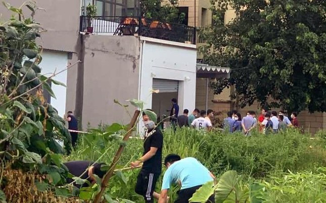  Nghi phạm vụ thi thể không toàn vẹn đã tự tử: Bước đầu công an xác định nạn nhân là bà N.T.H (54 tuổi). Nghi phạm được cho là một người đàn ông trung niên làm nhân viên phục vụ tại quán của nạn nhân và hai người có mối quan hệ thân thiết. Quá trình truy tìm nghi phạm, cảnh sát phát hiện người đàn ông này đã tử vong, do tự sát bằng điện ở một xã thuộc địa bàn huyện An Dương (TP Hải Phòng).