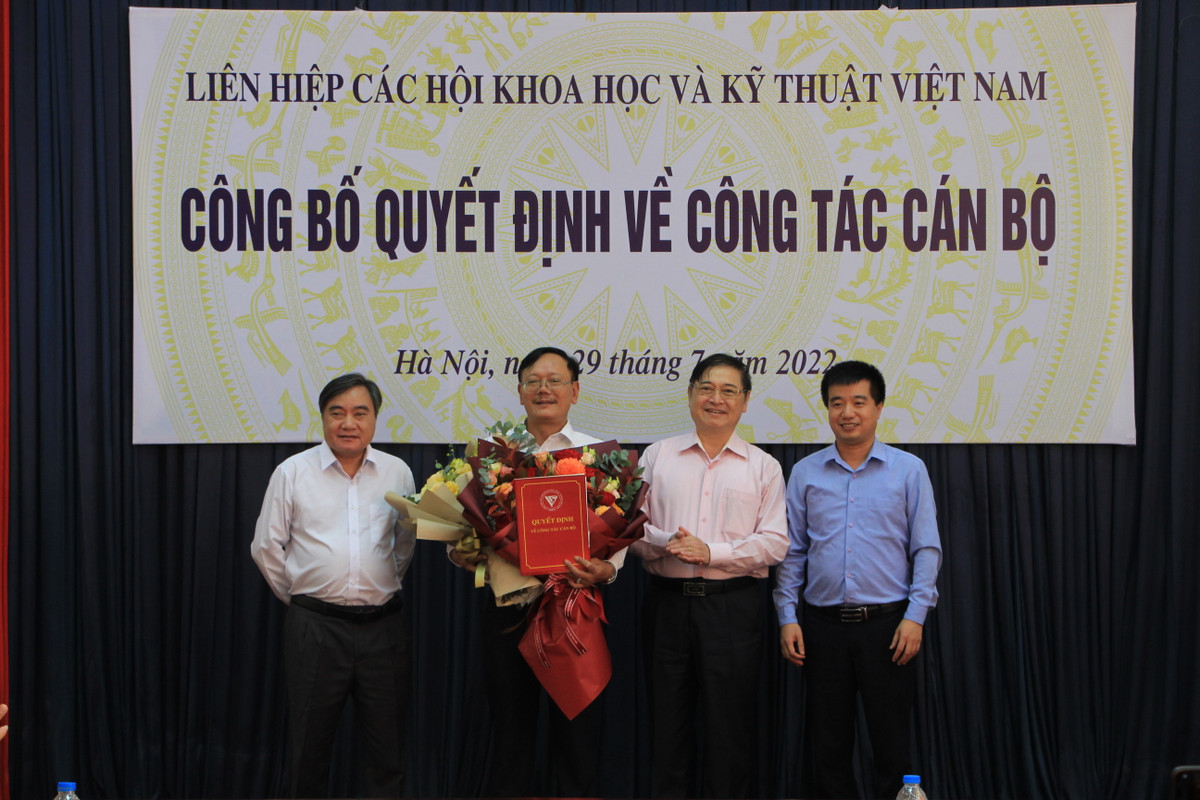 Truong ban Khoa hoc cong nghe va Moi truong VUSTA nhan quyet dinh nghi huu