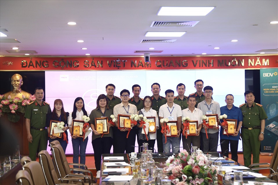 Co tai khoan dinh danh dien tu, nguoi dan khong can mang theo CCCD