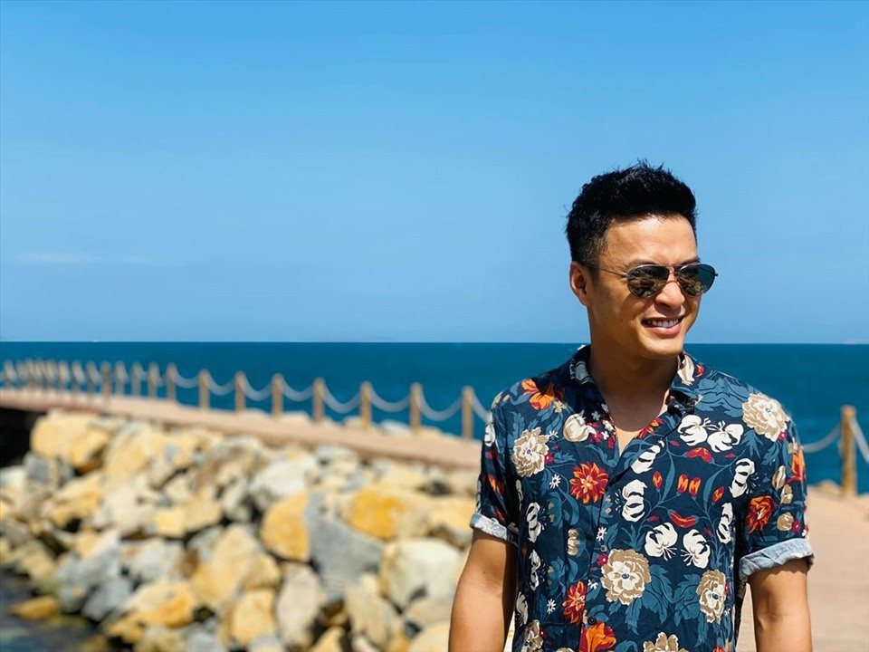 Đối với diễn viên Hồng Đăng, NSND Trung Hiếu, Giám đốc Nhà hát Kịch Hà Nội cho biết: "Diễn viên Hồng Đăng đã vi phạm quản lý cán bộ viên chức của cơ quan, chúng tôi sẽ xin ý kiến của lãnh đạo Sở Văn hóa, Thể thao để có hướng xử lý cụ thể. Việc không xin phép khi ra nước ngoài của Hồng Đăng là sai. Chắc chắc Hồng Đăng phải chịu hình thức kỷ luật của Nhà hát".