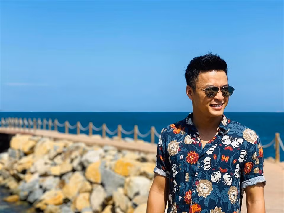 Đối với diễn viên Hồng Đăng, NSND Trung Hiếu, Giám đốc Nhà hát Kịch Hà Nội cho biết: "Diễn viên Hồng Đăng đã vi phạm quản lý cán bộ viên chức của cơ quan, chúng tôi sẽ xin ý kiến của lãnh đạo Sở Văn hóa, Thể thao để có hướng xử lý cụ thể. Việc không xin phép khi ra nước ngoài của Hồng Đăng là sai. Chắc chắc Hồng Đăng phải chịu hình thức kỷ luật của Nhà hát".