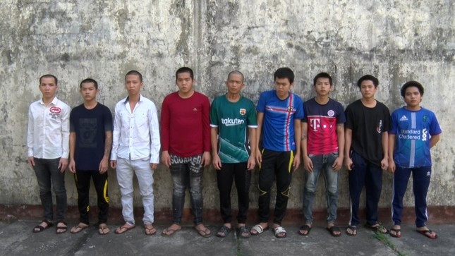  Hai nhóm hỗn chiến tranh giành bảo kê xây dựng ở Phú Quốc: Công an TP Phú Quốc (Kiên Giang) đã hoàn tất kết luận điều tra, chuyển hồ sơ sang VKSND đề nghị truy tố 15 bị can về tội “Gây rối trật tự công cộng”. Theo kết luận điều tra, do mâu thuẫn trong việc tranh giành bảo kê việc xây dựng nhà ở Phú Quốc, hai nhóm thanh niên cầm theo dao tự chế, ống tuýp sắt, gạch ống,… lao vào nhau hỗn chiến. Sự việc diễn ra khoảng 5 phút và người dân gần đó quay clip đưa lên mạng xã hội gây bức xúc dư luận.