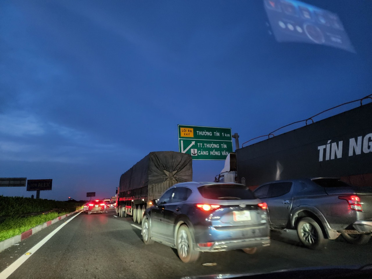 Do đó, tất cả các phương tiện đều phải dán thẻ ETC mới được qua trạm. Nhưng trường hợp chưa dán thẻ, thẻ chưa kích hoạt tài khoản thì được hướng dẫn vào làn xử lý sự cố. &gt;&gt;&gt; Mời độc giả xem thêm video Vì sao VETC xin dừng dự án thu phí không dừng?