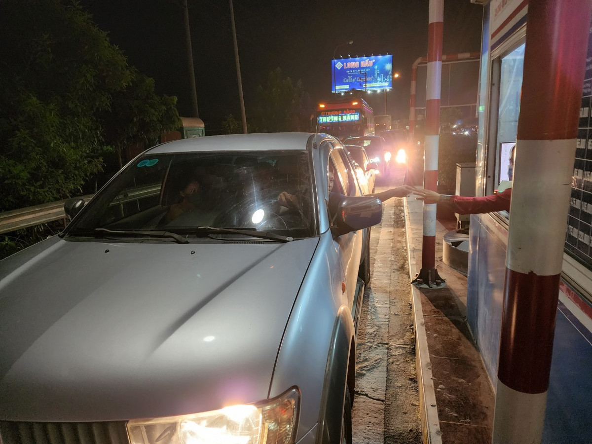 Tại làn sự cố, nhân viên BOT cũng luôn nhắc nhở tài xế nhanh chóng dán thẻ ETC để được lưu thông thuận tiện, tránh mất thời gian và có thể bị xử phạt sau ngày 1/8.