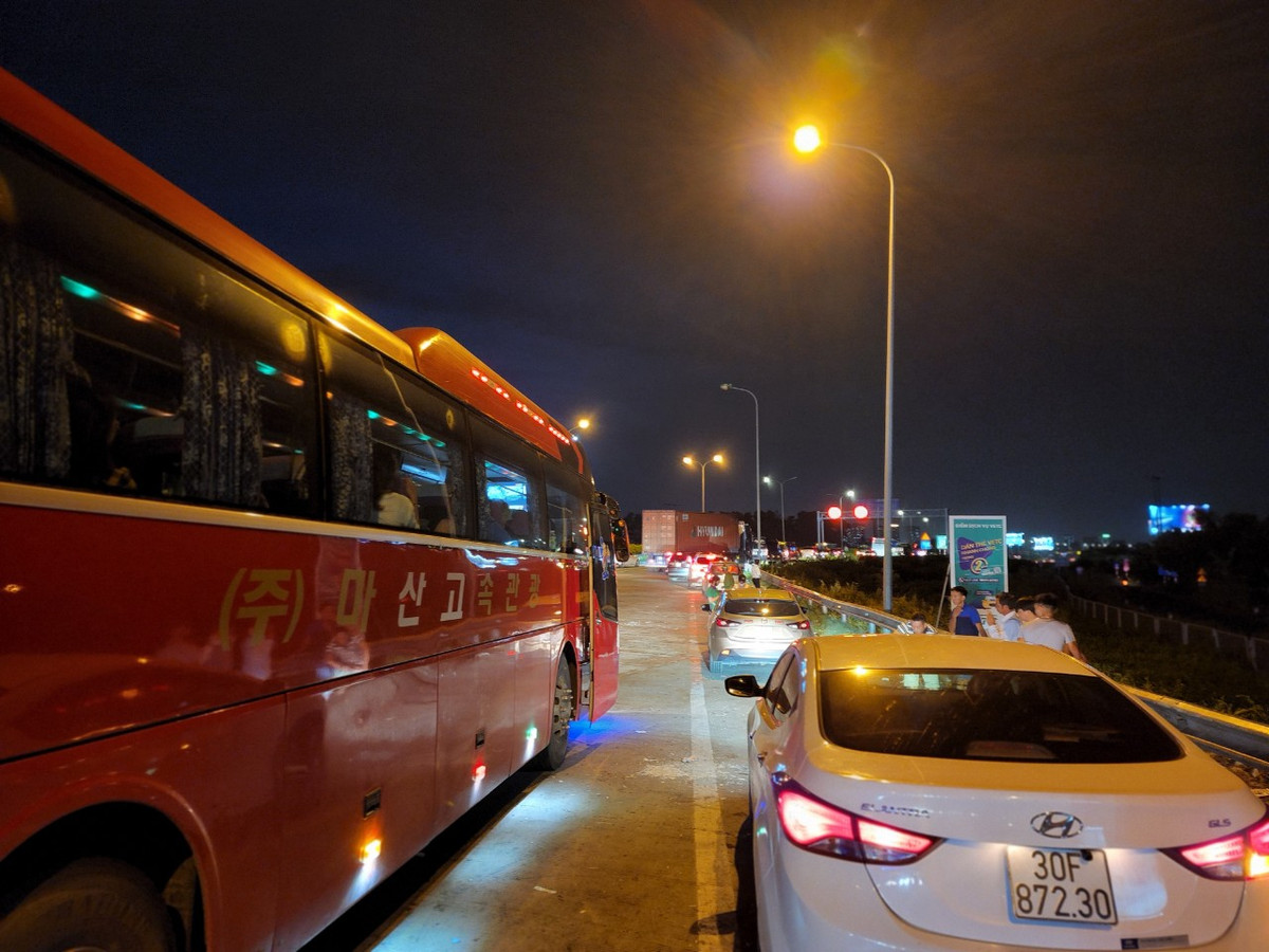 Sau khi các phương tiện chưa dán thẻ qua trạm BOT thì lập tức ghé vào khu vực dán thẻ ETC để thuận lợi di chuyển.