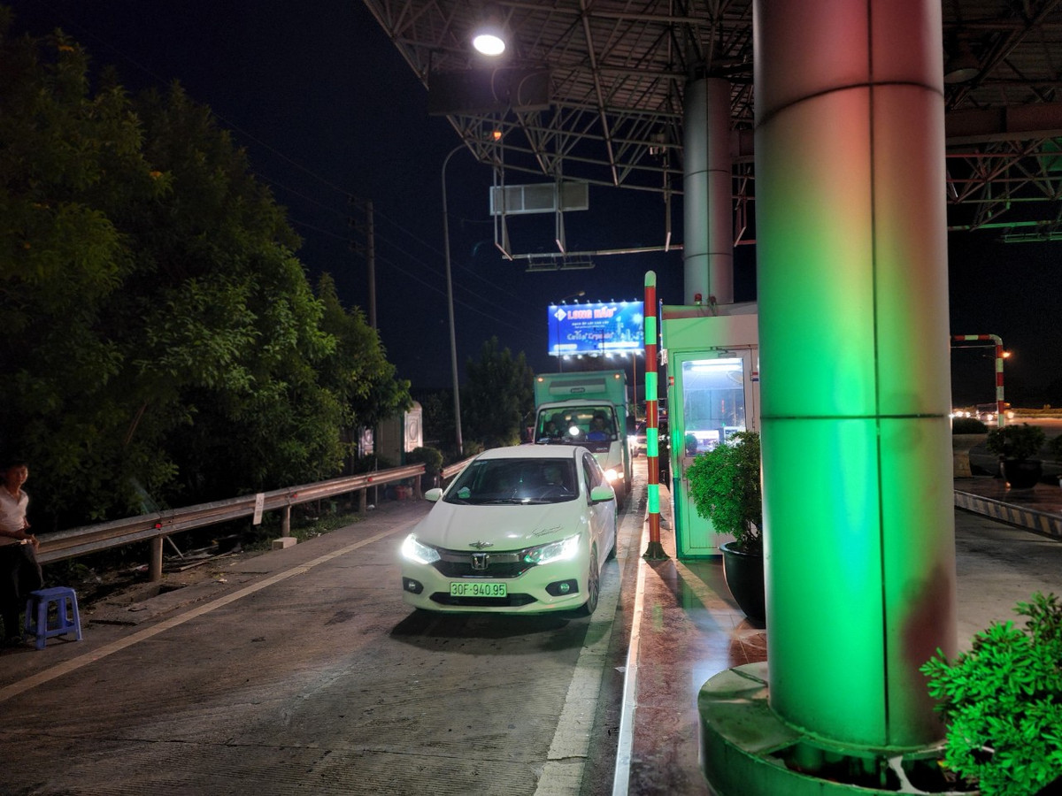 Những phương tiện chưa kịp dán thẻ hoặc chưa đủ điều kiện đi vào làn VECT sẽ được hướng dẫn đi vào làn xử lý sự cố để tránh ùn tắc giao thông.