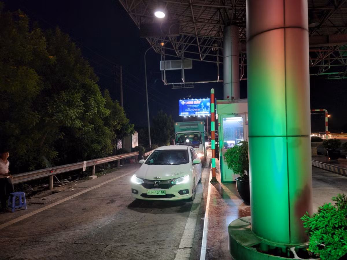 Những phương tiện chưa kịp dán thẻ hoặc chưa đủ điều kiện đi vào làn VECT sẽ được hướng dẫn đi vào làn xử lý sự cố để tránh ùn tắc giao thông.