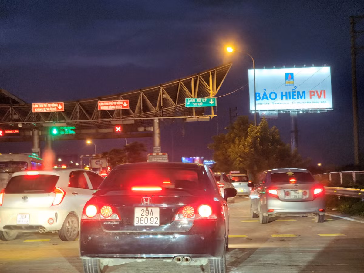 Vào ngày cuối cùng để dán thẻ này, tại nhiều điểm dán thẻ ETC đã xảy ra tình trạng người dân đổ xô đi dán thẻ. Trên một số trạm thu phí cũng đã xảy ra hiện tượng ùn ứ, hàng dài xe xếp hàng chờ đến lượt. Tuy nhiên, tại trạm thu phí Pháp Vân - Cầu Giẽ, hầu hết các phương tiện lưu thông qua đây hầu hết đã được dán thẻ.