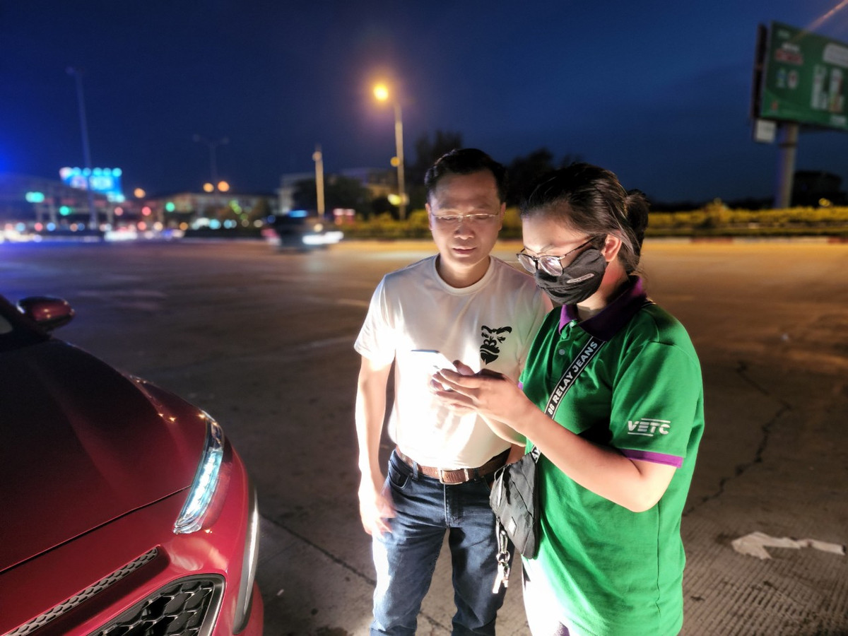 Riêng với đơn vị cung cấp thẻ Etag, Phó tổng giám đốc VETC cho biết, từ ngày 19 đến 28/7, đơn vị đã dán thẻ cho hơn 125.000 xe, tăng gấp 6 lần trung bình 6 tháng đầu năm, nâng tổng số thẻ Etag đã dán lên 1,9 triệu.