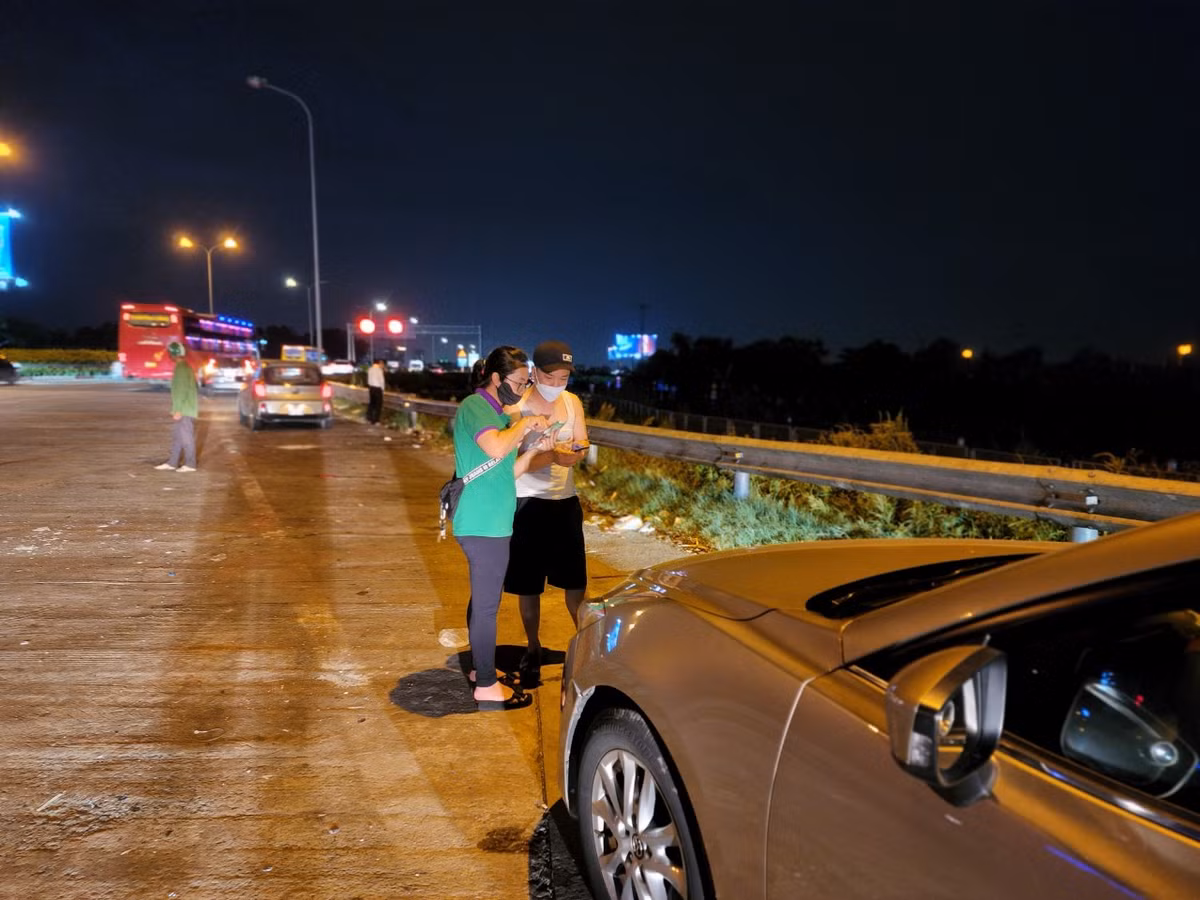 Trao đổi với báo chí, ông Hồ Trọng Vinh, Phó tổng giám đốc VETC cho biết đến nay cả nước đã có 3,5/4,9 triệu lượt xe dán thẻ thu phí không dừng. Thẻ dán bao gồm VETC (Etag) và VDTC (ePass).