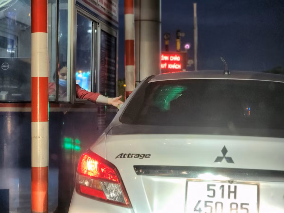 Mặc dù một số phương tiện chưa đủ điều kiện nhưng vẫn cố tình đi vào làn VECT. Tuy nhiên, thay vì yêu cầu lùi xe thì nhân viên BOT vẫn tạo điều kiện thu tiền mặt, xé vé để tránh ùn ứ giao thông.