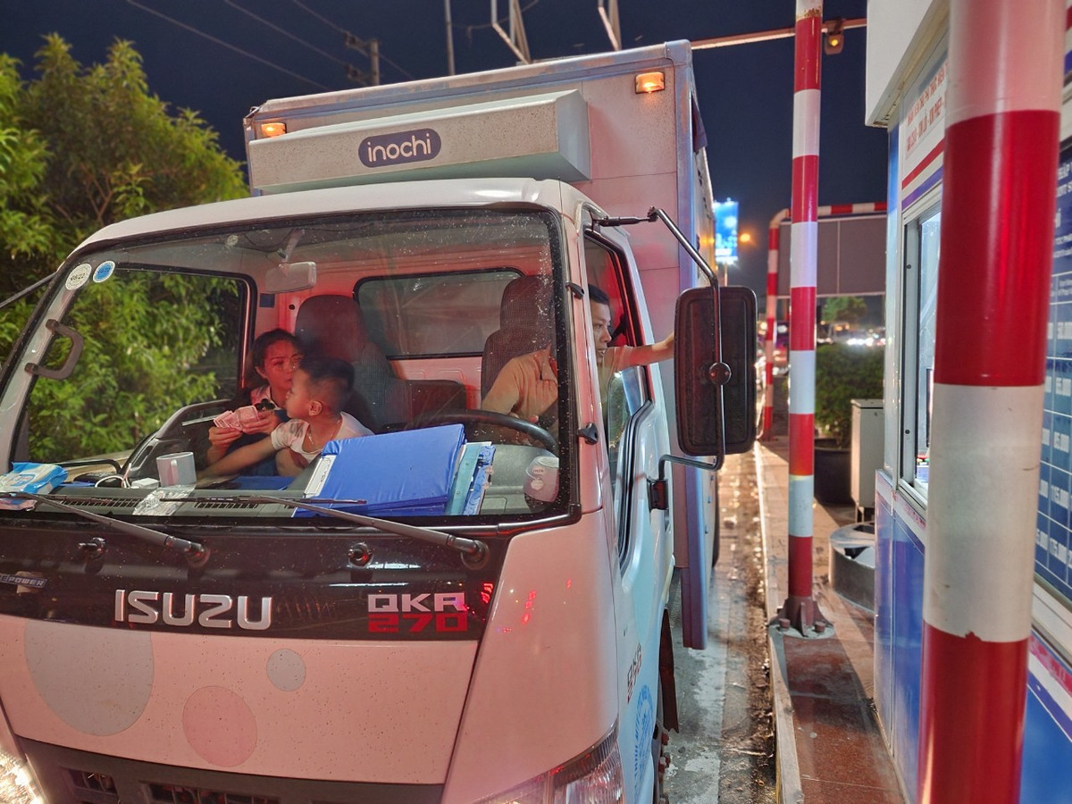 Tại làn sự cố, tài xế trả tiền mặt theo phí quy định.