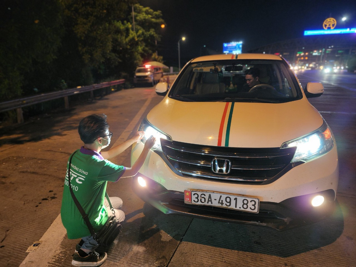 Trước những bất cập phát sinh trong những ngày cuối cùng trước khi áp dụng thu phí không dừng, Bộ GTVT mới đây cũng đã có văn bản yêu cầu các nhà cung cấp làm rõ nguyên nhân, xử lý trách nhiệm của các cá nhân, đơn vị khi để xảy ra lỗi kỹ thuật, gây ùn tắc, khó khăn cho người và phương tiện dán thẻ tham gia dịch vụ thu phí không dừng.