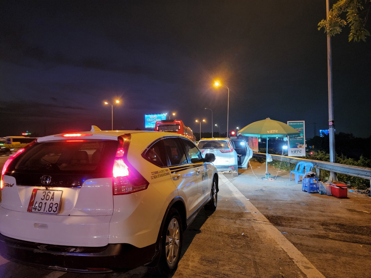 Lực lượng chức năng làm nhiệm vụ tại đây cho biết, ước tính có đến 80% lượng phuơng tiện qua trạm thu phí đã được dán thẻ thu phí không dừng. Nên dù là ngày cuối cùng trước khi áp dụng thu phí không dừng trên toàn bộ cao tốc, tại đây vẫn không hề xảy ra hiện tượng ùn tắc cục bộ.