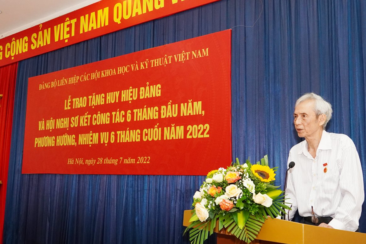 VUSTA trao tang huy hieu Dang cho 20 dang vien-Hinh-4