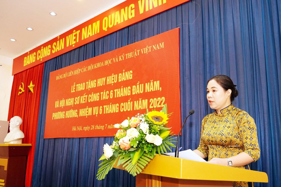 VUSTA trao tang huy hieu Dang cho 20 dang vien-Hinh-2