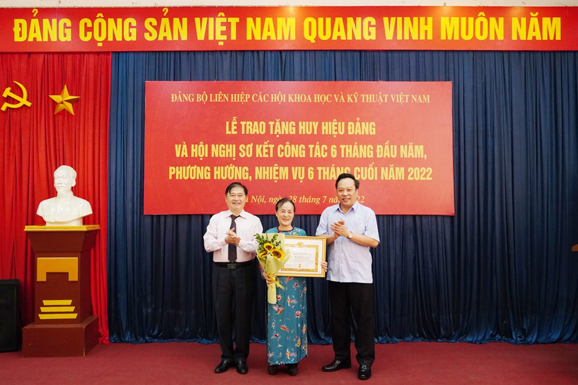 VUSTA trao tang huy hieu Dang cho 20 dang vien-Hinh-7