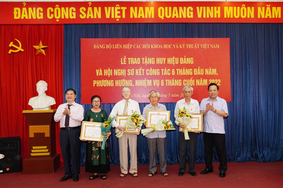 VUSTA trao tang huy hieu Dang cho 20 dang vien