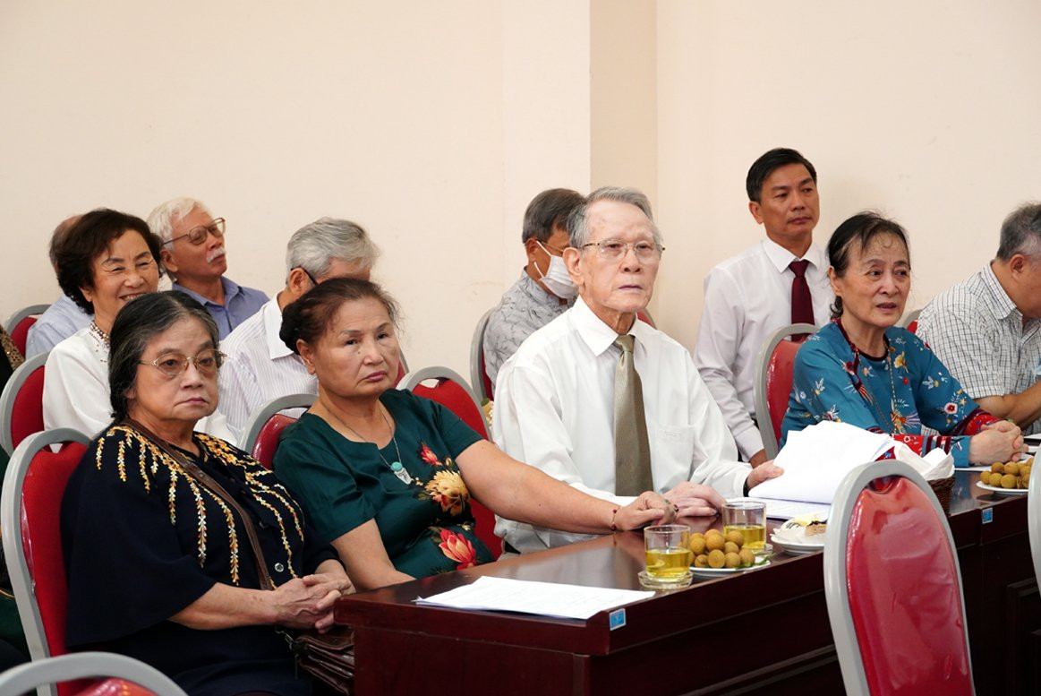 VUSTA trao tang huy hieu Dang cho 20 dang vien-Hinh-9