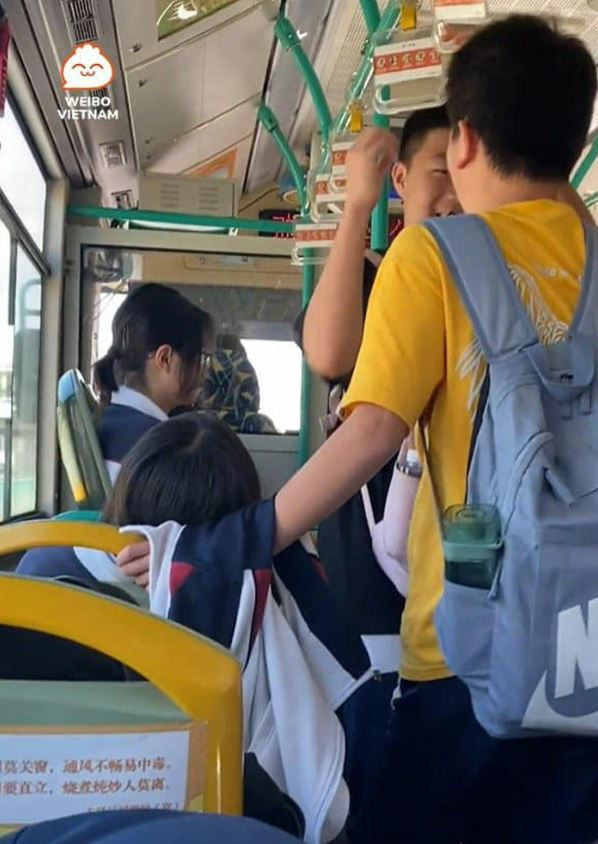 Thay ban nu ngu gat tren xe buyt, nam sinh co hanh dong cuc ga lang