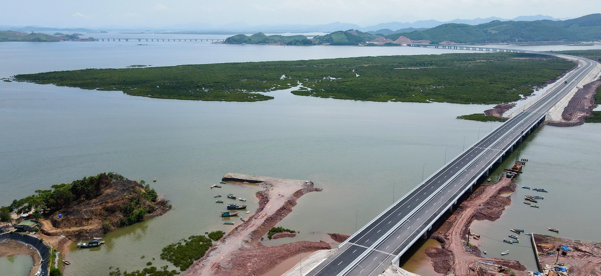 Ngắm cao tốc Vân Đồn - Móng Cái hơn 11.000 tỷ đồng trước ngày khai thác Ngam cao toc Van Don - Mong Cai hon 11.000 ty dong truoc ngay khai thac