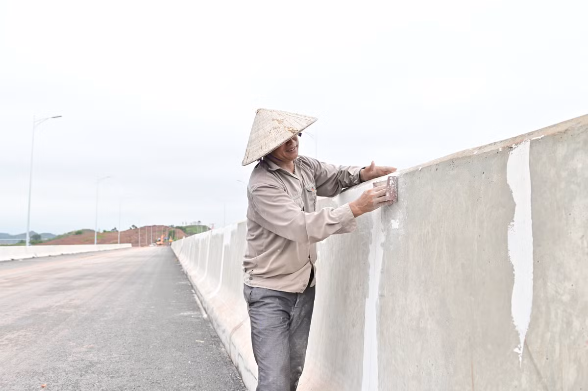 Tuyến đường sẽ trở thành tuyến cao tốc ven biển duy nhất kết nối trực tiếp, đồng bộ tới cả 3 khu kinh tế (KKT) gồm: KKT ven biển Quảng Yên, KKT Vân Đồn và KKT cửa khẩu Móng Cái.