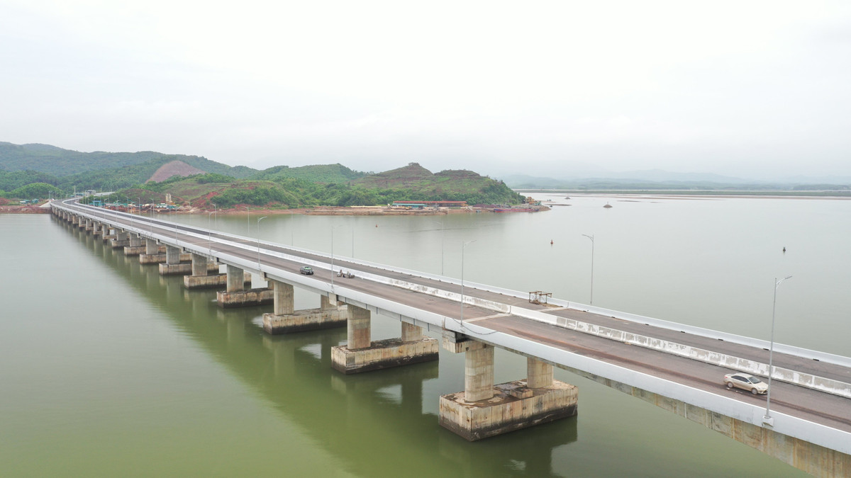 Theo đại diện đơn vị nhà thầu thi công tuyến cao tốc Vân Đồn - Móng Cái cho biết, mục tiêu là trước ngày 15/7 sẽ hoàn thành thảm nhựa mặt đường lớp 3 và hoàn thành thảm bê tông nhựa làn dừng khẩn cấp vào ngày 20/7. Ngày 25/7 sẽ hoàn thiện lớp bê tông nhựa tạo nhám mặt đường và ngày 30/7 hoàn thành toàn bộ hệ thống đảm bảo an toàn giao thông, sơn kẻ đường…