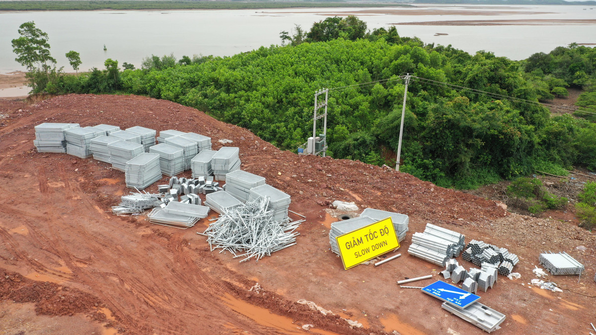 Theo ghi nhận, trên tuyến cao tốc, đoạn qua địa phận huyện Tiên Yên, hàng chục công nhân cùng các thiết bị máy móc đang thi công để sớm đưa dự án vào hoạt động.
