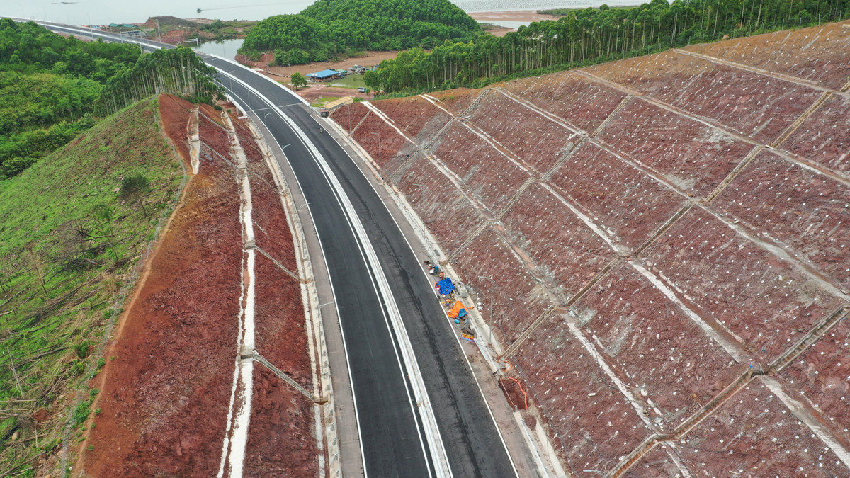 Đối với cây 32 cầu trên toàn tuyến cao tốc Vân Đồn - Móng Cái, đơn vị thi công đang tập trung triển khai thi công khe co giãn và thảm nhựa mặt cầu; các hạng mục hoàn thiện như hệ thống ATGT, điện chiếu sáng, hạng mục phụ trợ cũng gấp rút triển khai.