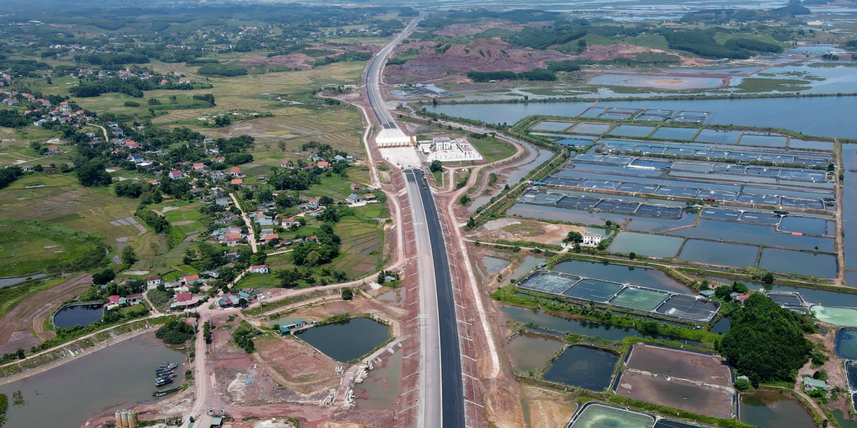 Cao tốc Vân Đồn - Móng Cái được chia thành 2 dự án gồm tuyến Vân Đồn - Tiên Yên dài hơn 16km, sử dụng vốn ngân sách nhà nước và tuyến Tiên Yên - Móng Cái có tổng chiều dài 63km được đầu tư theo hình thức BOT (đầu tư - khai thác - chuyển giao) do Công ty TNHH Đầu tư và phát triển hạ tầng Vân Đồn là chủ đầu tư.